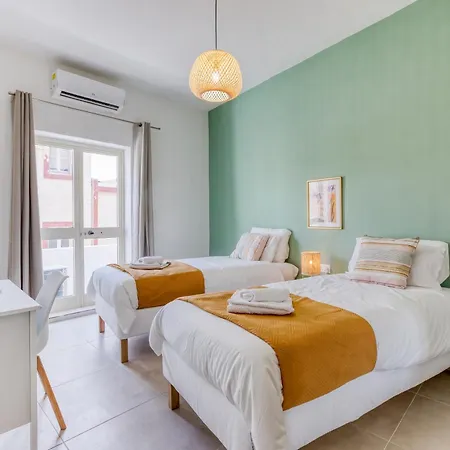 Lägenhet Lovely, Spacious 4br In The Heart Of By 360 Estates