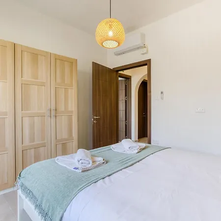 아파트 Lovely, Spacious 4br In The Heart Of By 360 Estates 그지라