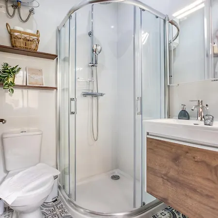 Lovely, Spacious 4br In The Heart Of By 360 Estates 아파트